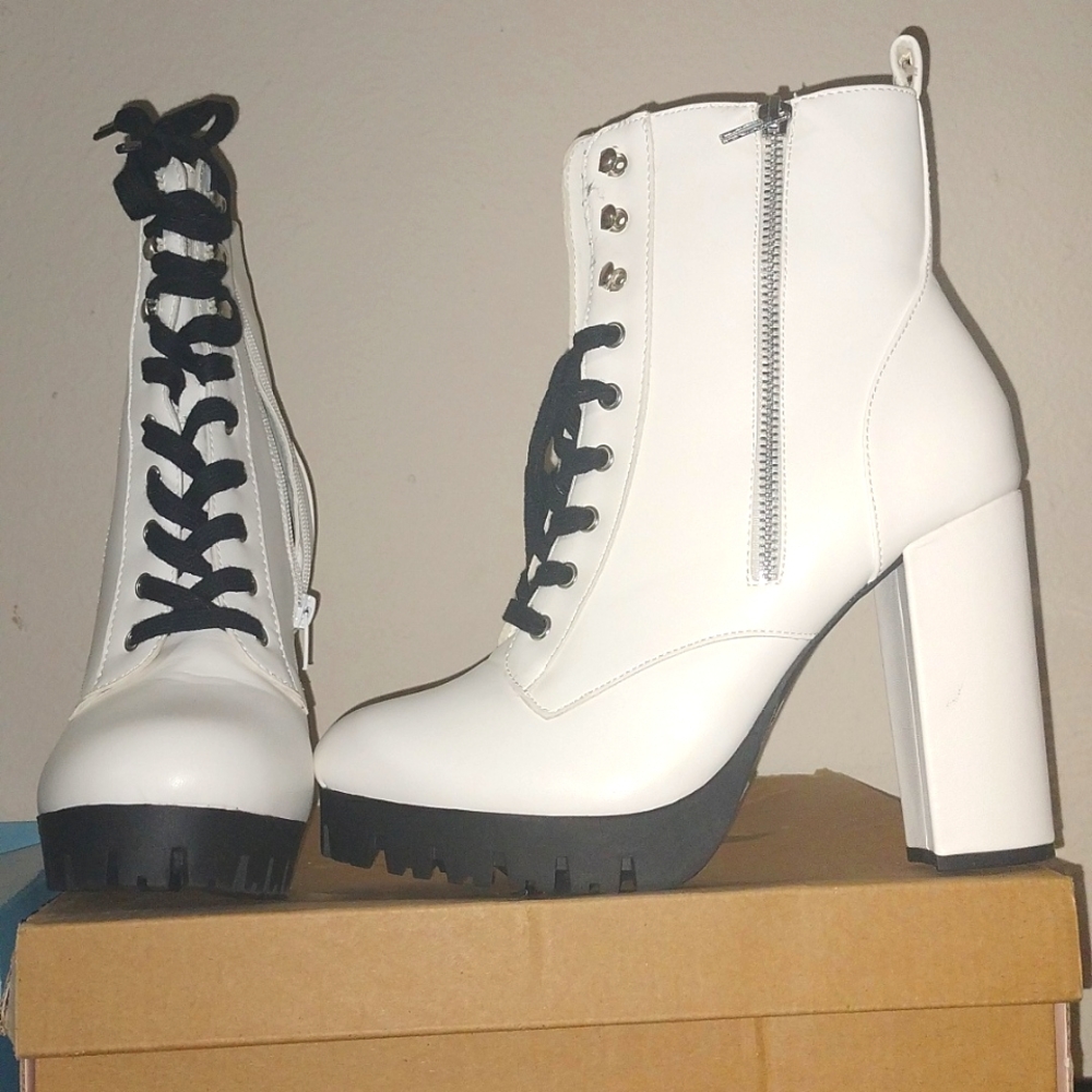 Charlotte Rouse white size 10 boots